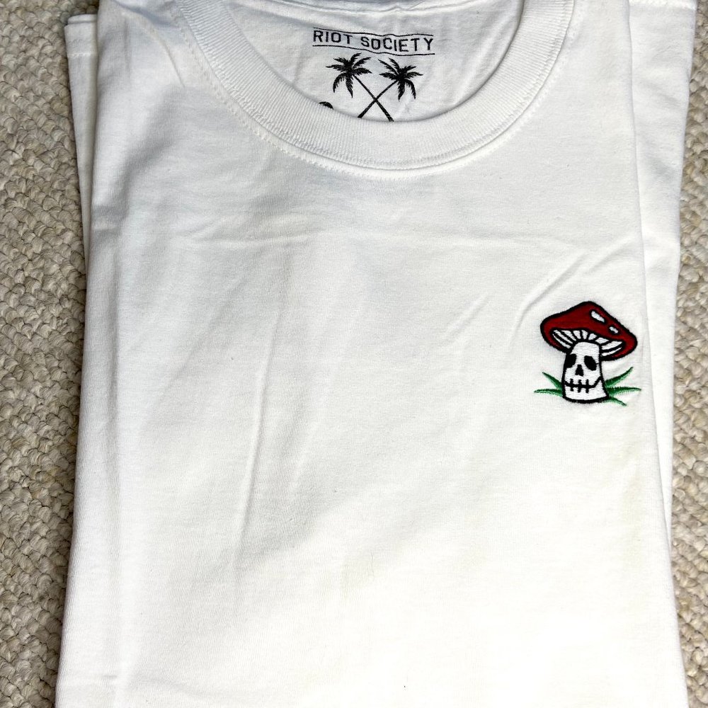 NWT RIOT SOCIETY TRIPPY MUSHROOM SKULL TEE (L)